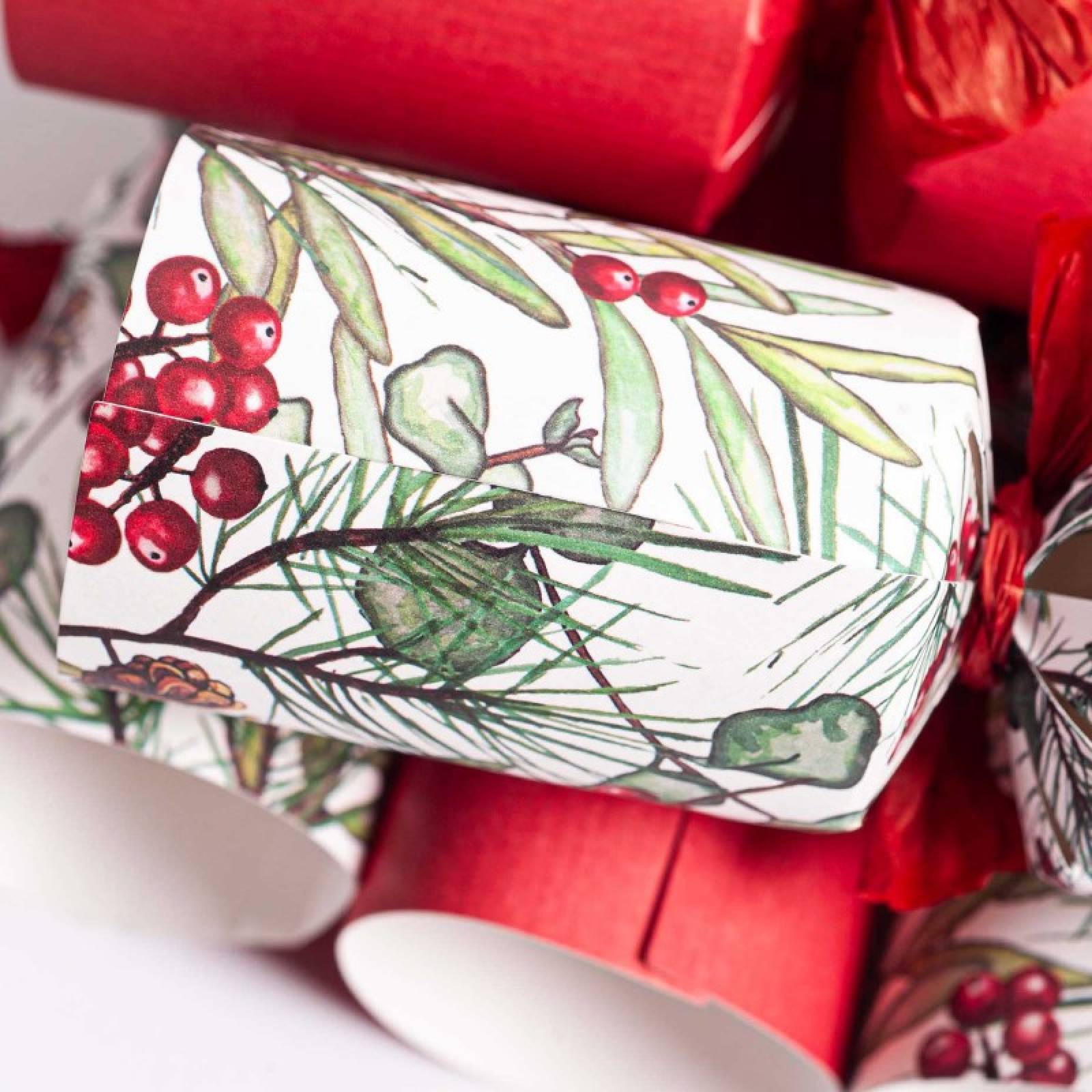 Box Of 12 Christmas Sprig Christmas Crackers thumbnails