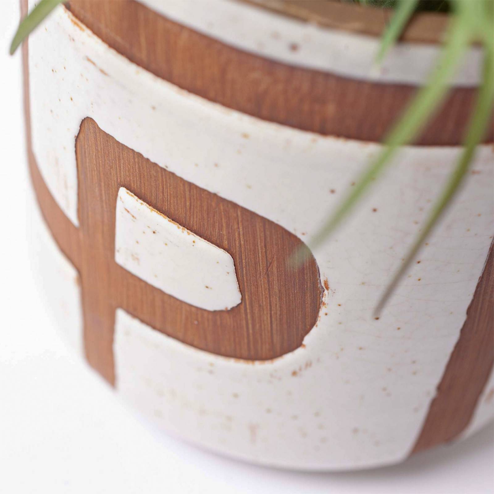 White Painted Stoneware Flower Pot With Abstract Pattern H:12cm thumbnails