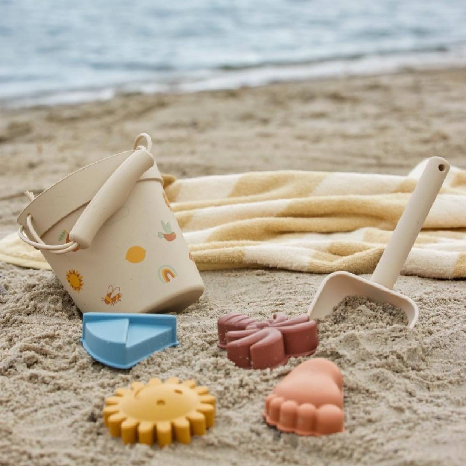 Beach & Sand Toy Set In Nature Print 18m+ thumbnails