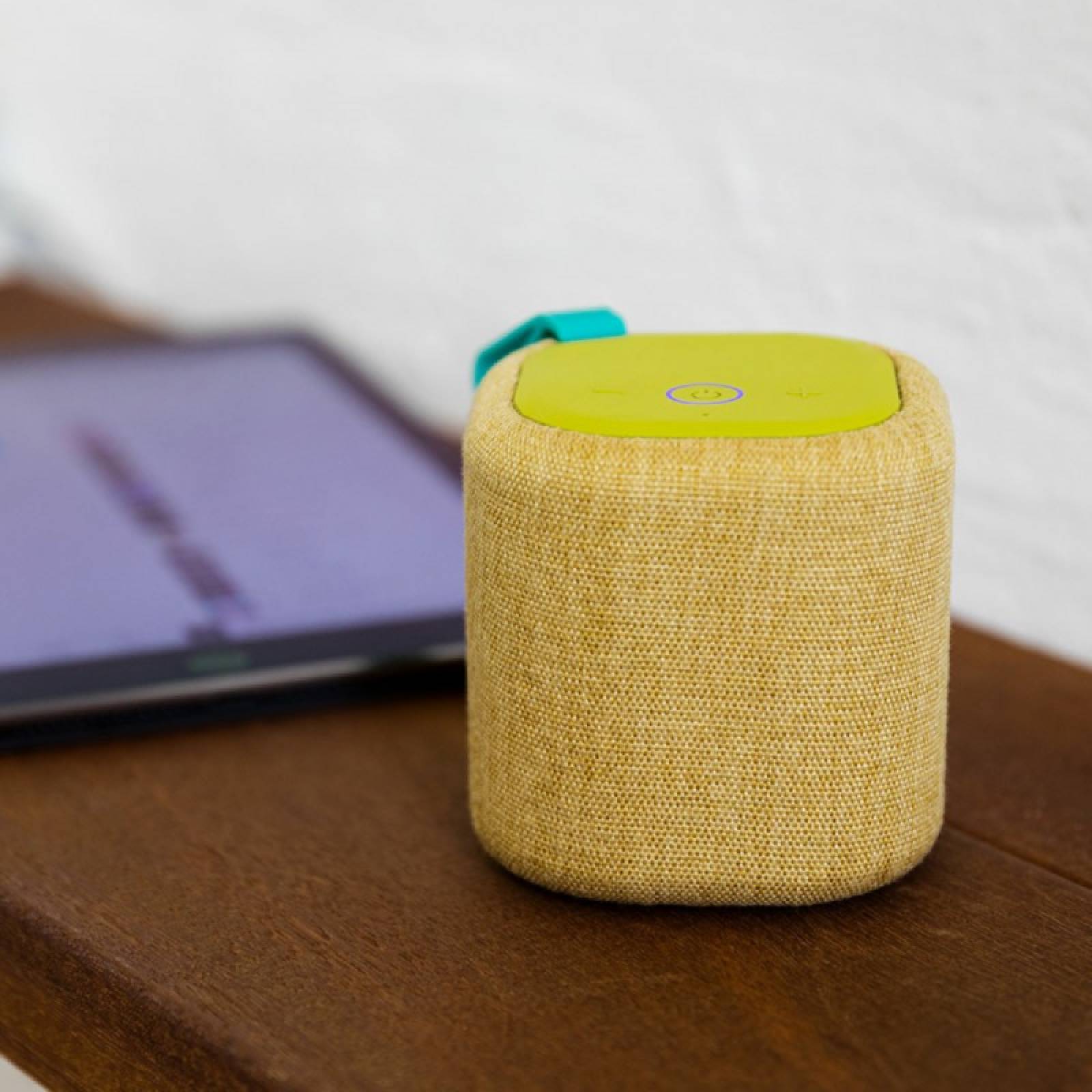 Portable Bluetooth Speaker In Verde thumbnails