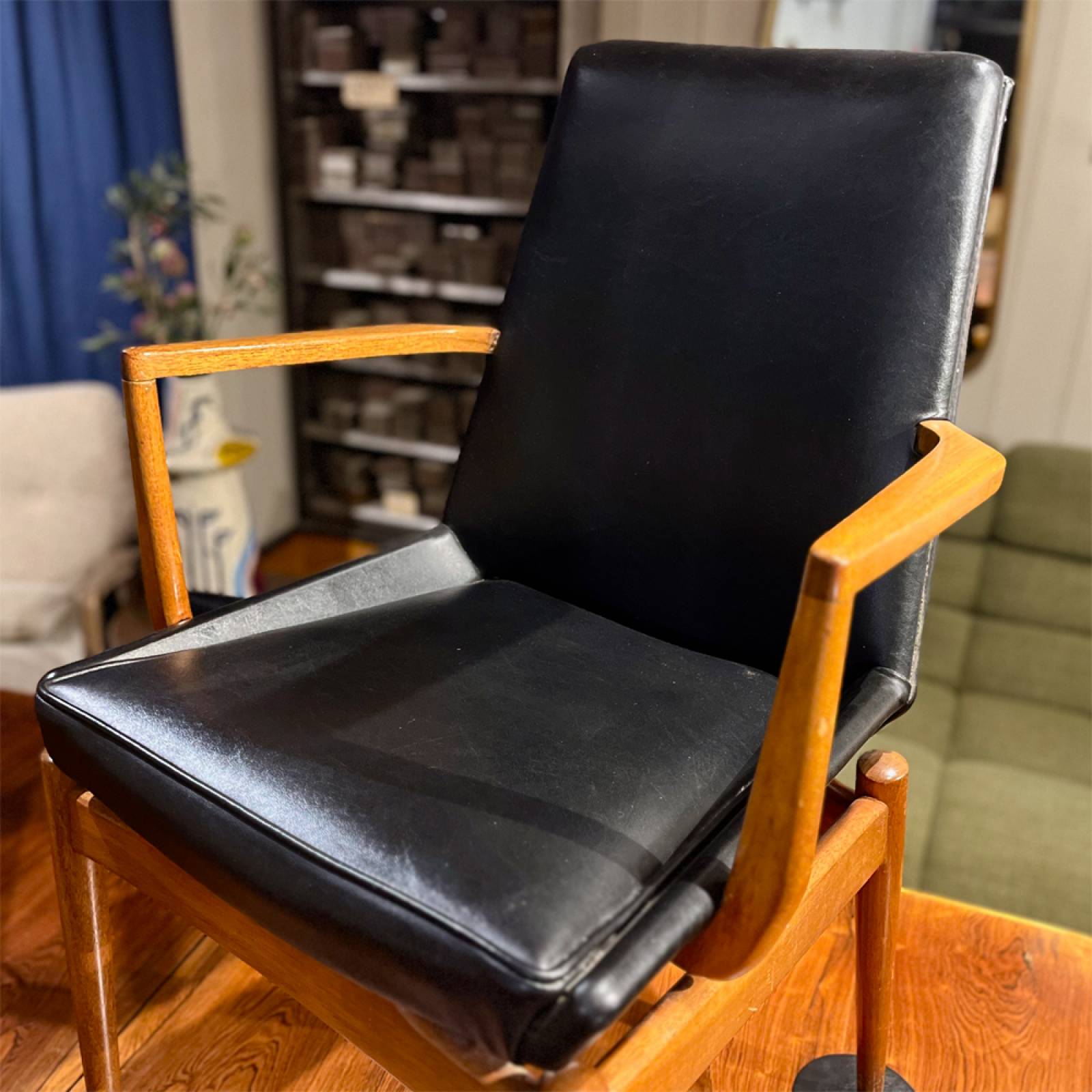 1960s Set Of 8 Hamilton Dining Chairs By Archie Shine thumbnails