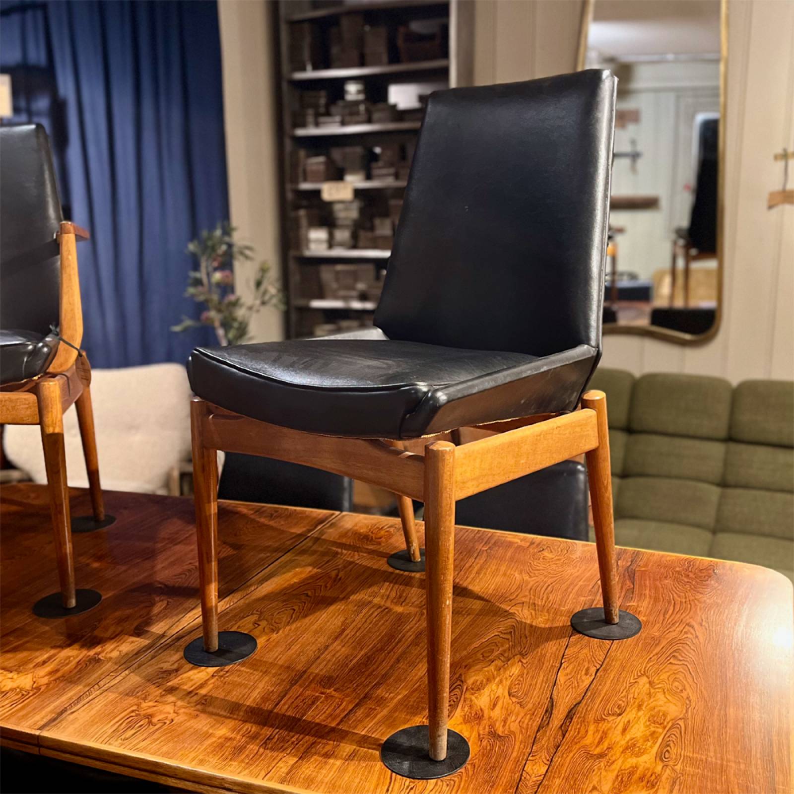 1960s Set Of 8 Hamilton Dining Chairs By Archie Shine thumbnails