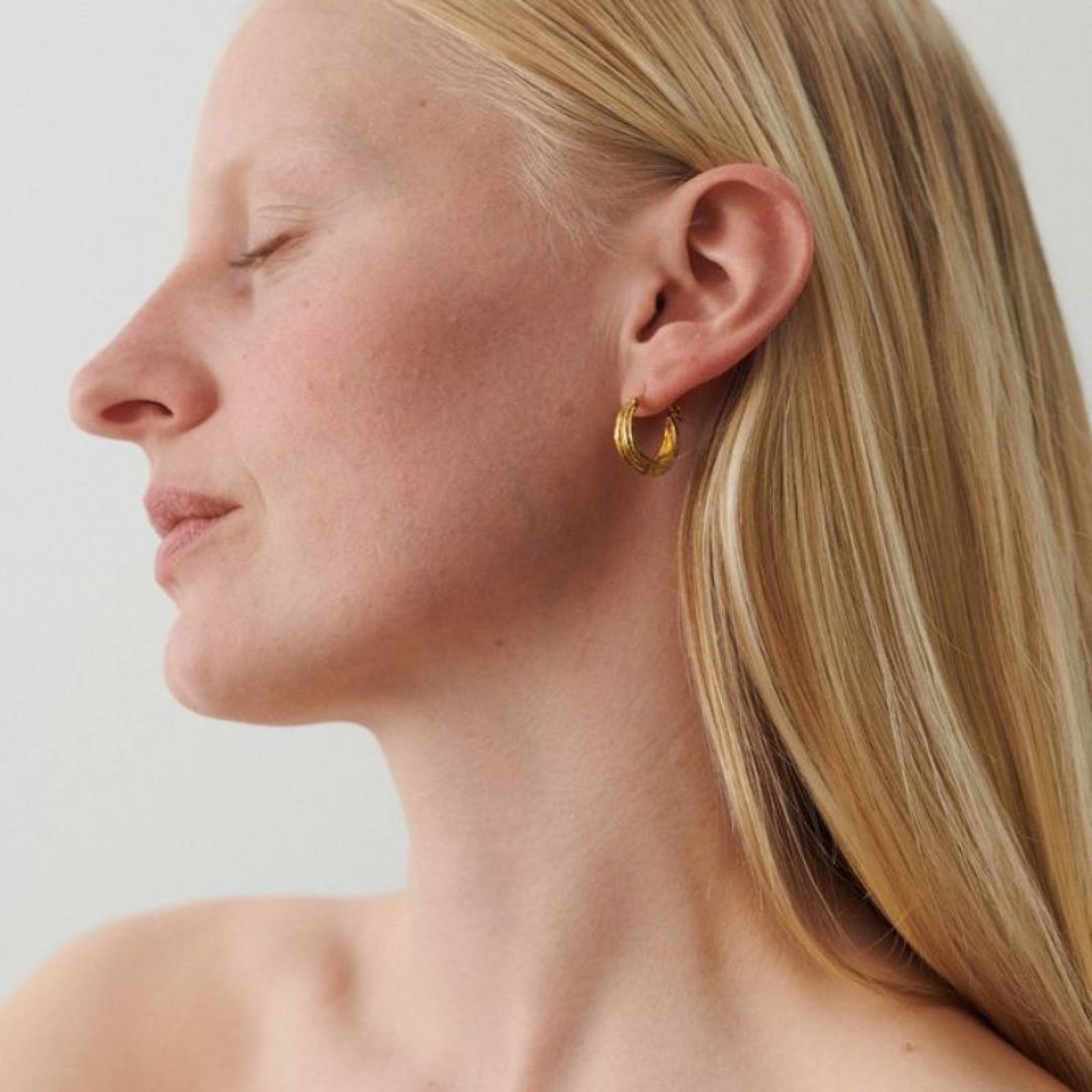 Small Coastline Hoop Earrings In Gold By Pernille Corydon thumbnails