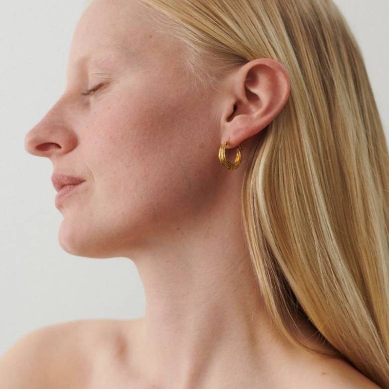 Small Coastline Hoop Earrings In Gold By Pernille Corydon